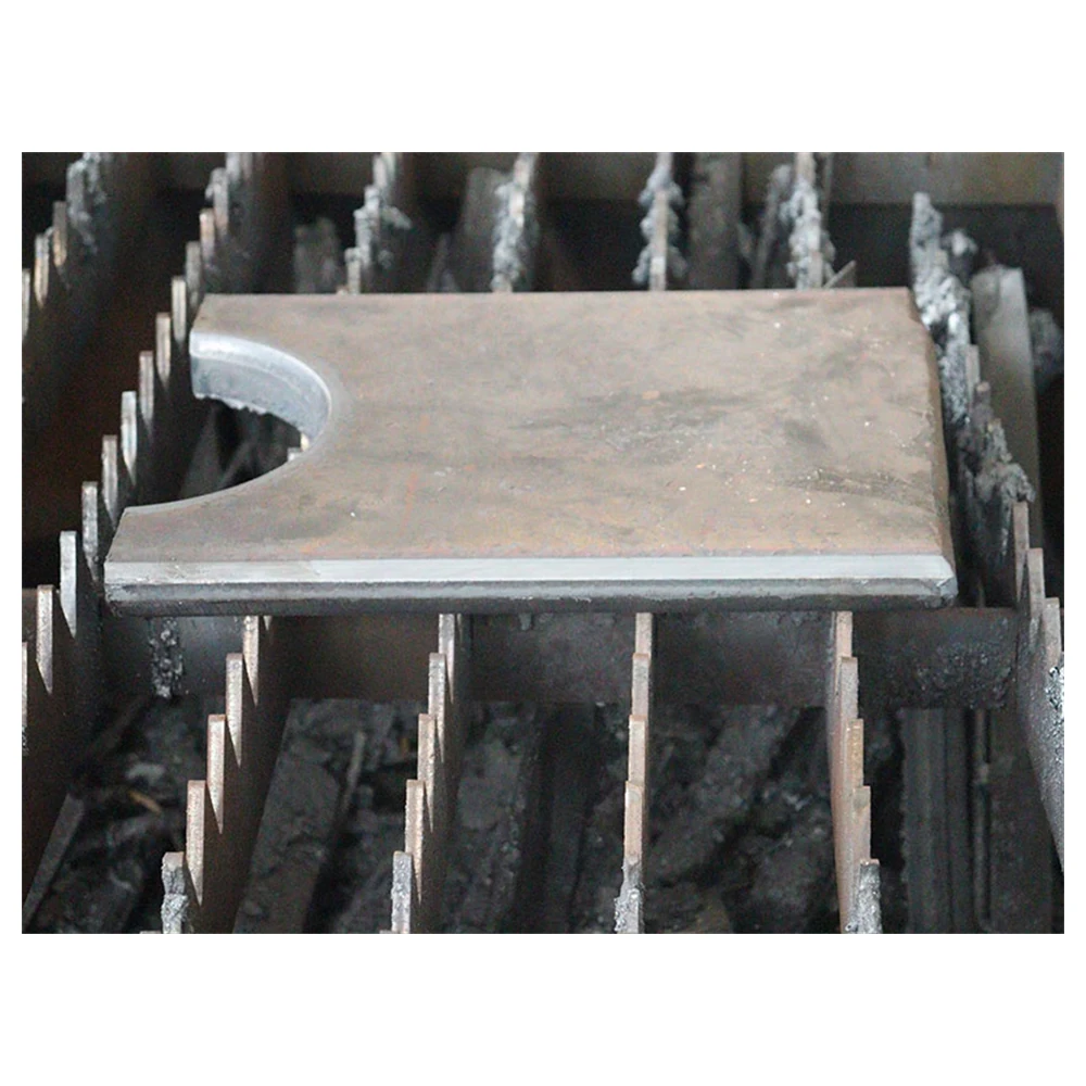 Triple-torch flame cutting machine cutting thick plate